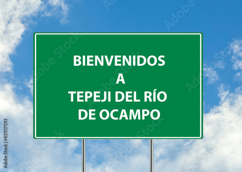 Siguiente salida Bienvenidos a TEPEJI DEL RÍO DE OCAMPO una señal verde sobre fondo de cielo azul. Colección de señales de tráfico conceptuales photo