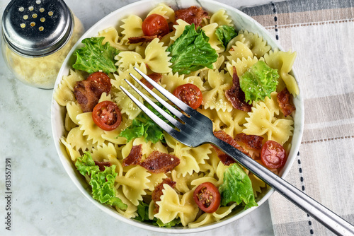 farfalle pasta with tomatoes, lettuce and bacon