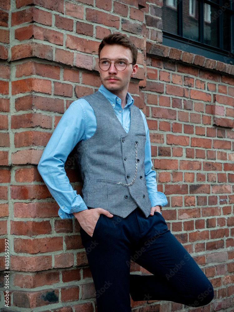 Młody mężczyzna na eleganckiej sesji zdjęciowej w postprzemysłowej części Katowic - Nikiszowcu Młody mężczyzna na eleganckiej sesji zdjęciowej w postprzemysłowej części Katowic - Nikiszowcu