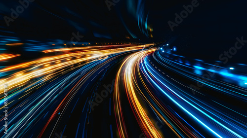 Traces lumineuses des voitures la nuit sur l'autoroute