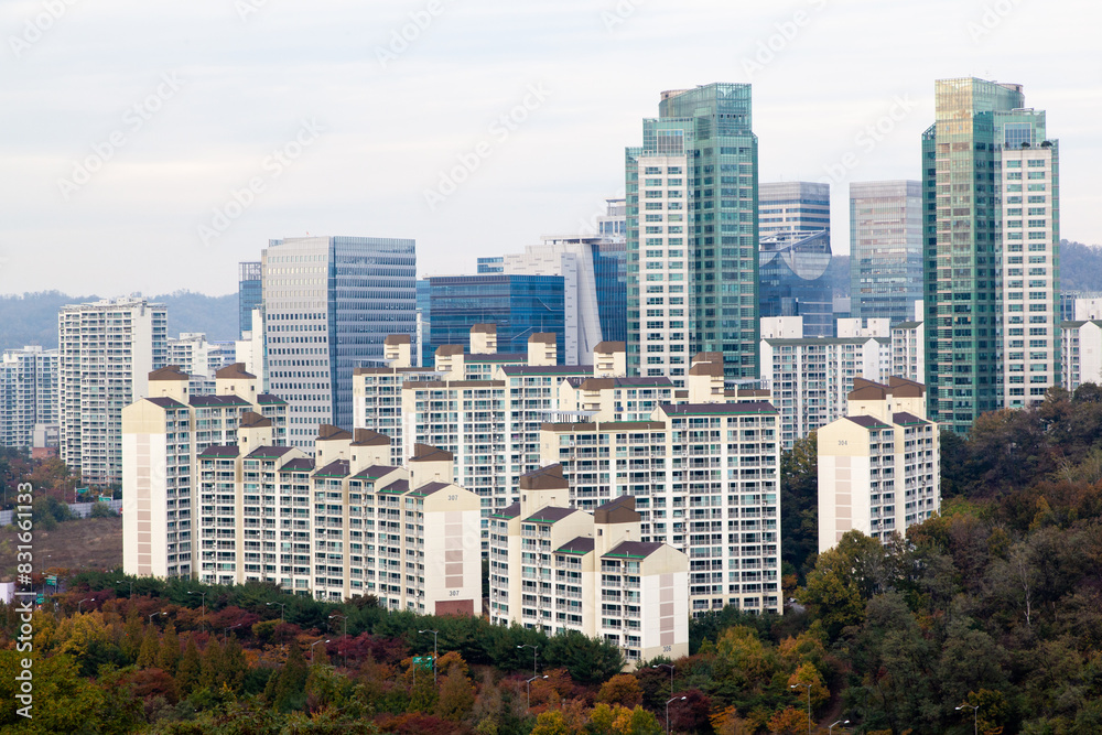 Fototapeta premium View of the tall buildings on a cloudy day