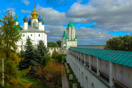 Foto View of the temples of the Spaso-Yakovlevsky Monastery, Rostov Veliky, Russia