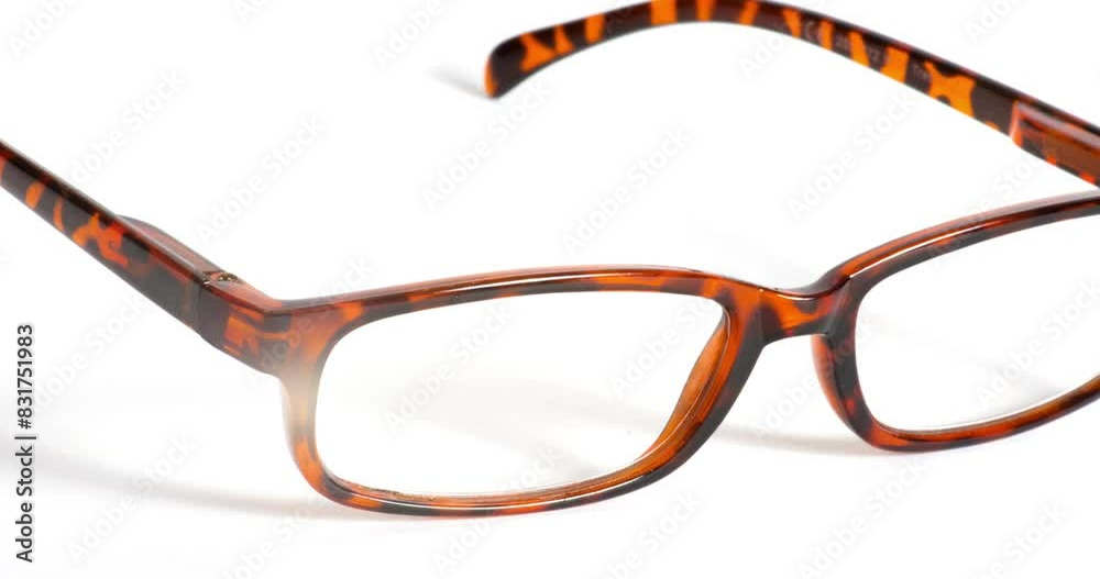 Eine elegante Brille auf weissem Hintergrund