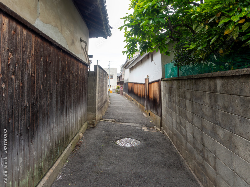 古い家屋が建ち並ぶ住宅密集地