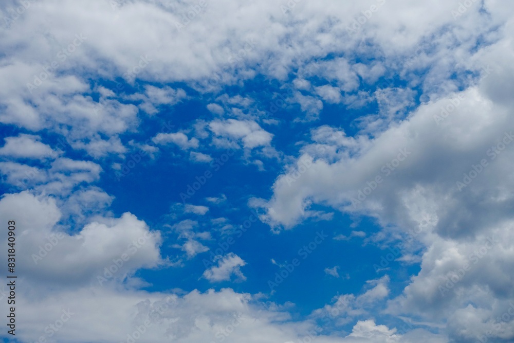 Obraz premium 雲間に覗く青空 空と雲の背景 