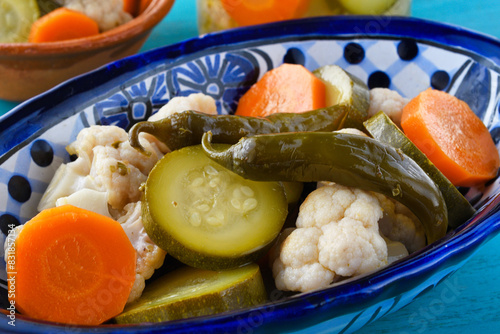 メキシコの野菜のエスカベーチェ 青背景　
Mexican Pickled Vegetables（Verduras en escabeche,Escabeche de verduras) on blue background 
