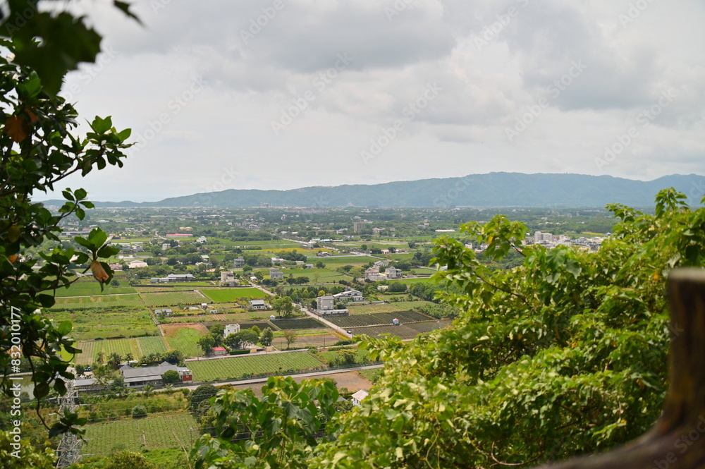 Maplewood Trail (楓林步道) in Ji'an Township, Hualien, features observation decks and pavilions, offering panoramic views of Ji'an's fields, Hualien City, Qixingtan, and the Pacific Ocean.