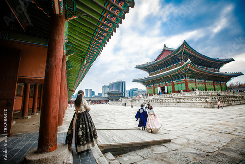 Obraz na płótnie Tourists in national clothes walk in Gyeongbokgung Palace w salonie