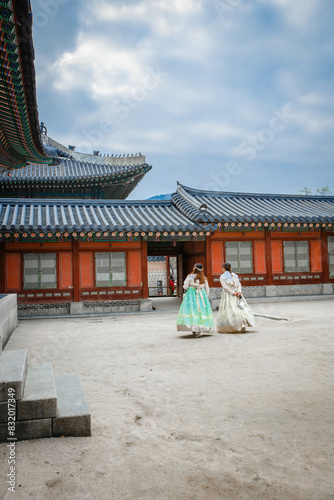 Obraz na płótnie Tourists in national clothes walk in Gyeongbokgung Palace w salonie