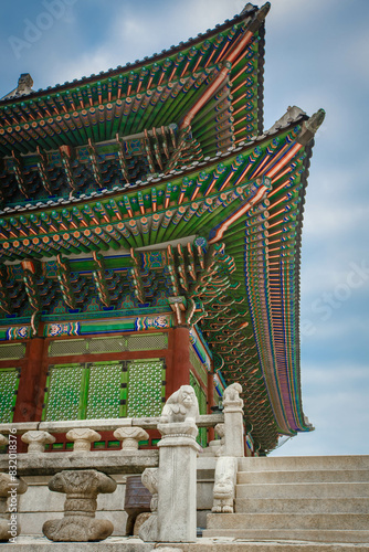 Obraz na płótnie Low angle view of colorful patterned gyeongbokgung roof against sky w salonie