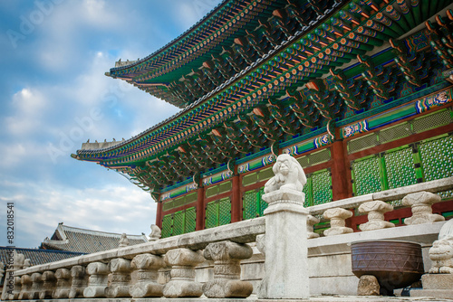 Obraz na płótnie Low angle view of colorful patterned gyeongbokgung roof against sky w salonie
