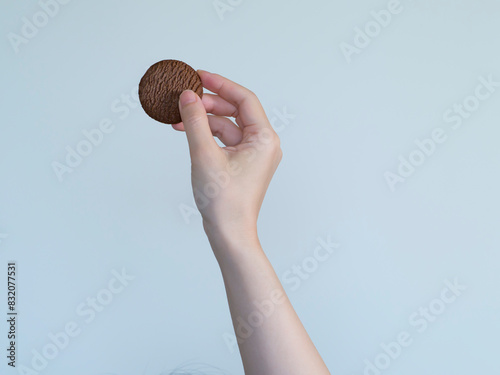 クッキーを持つ手