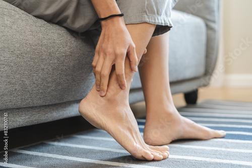 Foto Close-up bare feet of person feeling itchy and irritated try to scratching by toe