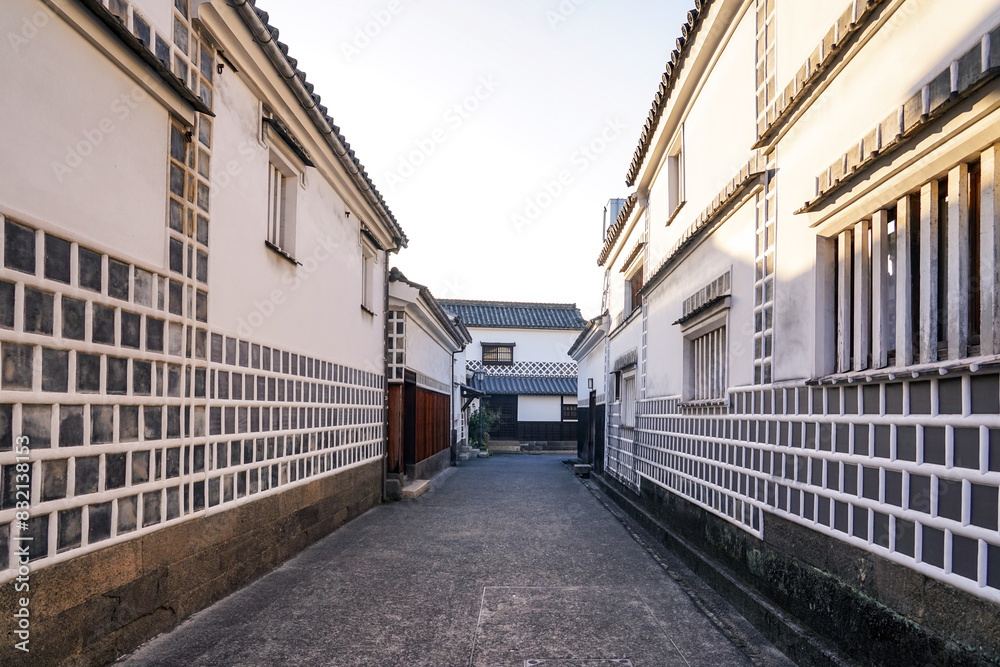 春の朝、倉敷美観地区なまこ壁の並ぶ路地(岡山県倉敷市) 春の朝、倉敷美観地区なまこ壁の並ぶ路地(岡山県倉敷市)