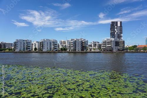 Fototapeta Naklejka Na Ścianę i Meble -  Scenic view of a lake by the city