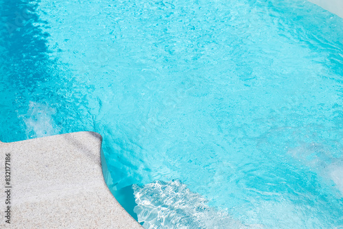 Fotografija close up detail view of the edge of a pool of clear water