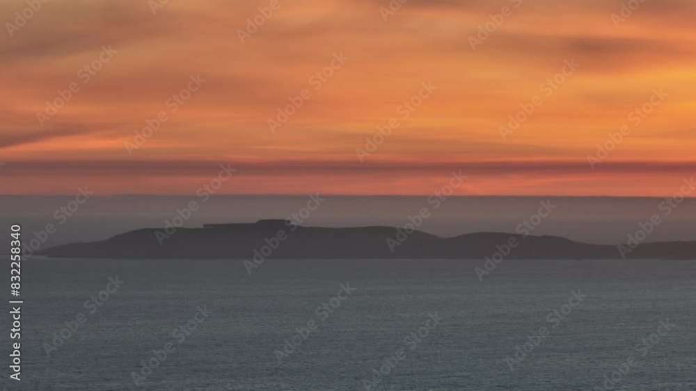 Zoom con drone a las Islas Cies en un impresionante atardecer Zoom con drone a las Islas Cies en un impresionante atardecer