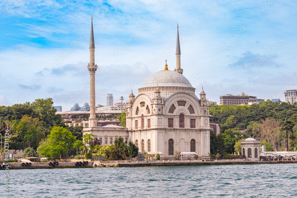 Naklejka premium Exterior view of the historic Dolmabahçe mosque. 