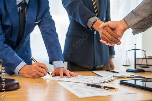 Foto A team meeting of business people and a lawyer in formal suits is taking place at a desk, discussing a contract and various aspects of the law and litigation