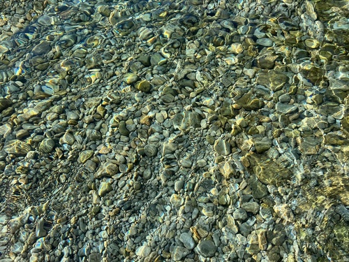 Canvas Print Pebbles stones in transparent sea water