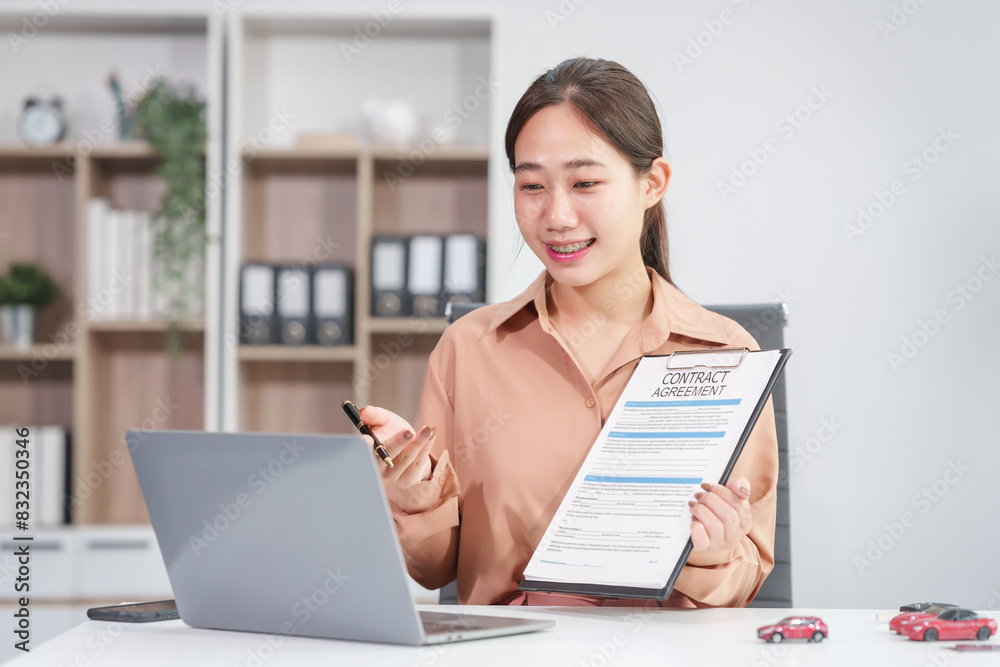 Asian businesswoman negotiates the sale of a car, discussing insurance and financing options, used car loans, premiums, deductibles, and various coverage types to ensure comprehensive protection. Asian businesswoman negotiates the sale of a car, discussing insurance and financing options, used car loans, premiums, deductibles, and various coverage types to ensure comprehensive protection.