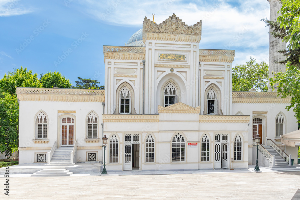 Obraz premium View of the Yıldız Mosque from the garden on a sunny day. Yildiz mosque. 