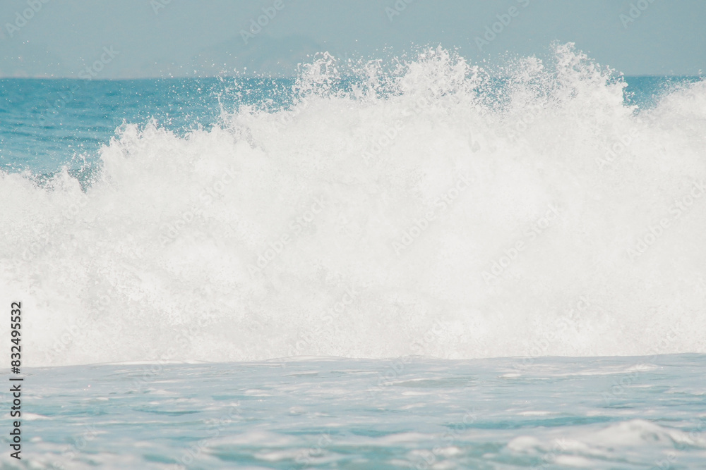 Fototapeta premium wave breaking on the beach