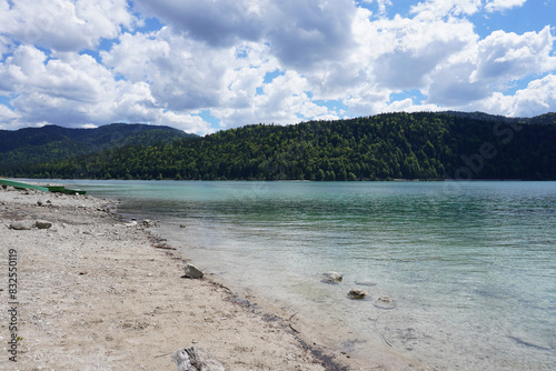 Blick vom Ufer auf den Walchensee in Bayern