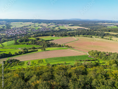 Luftaufnahme, Drohnenfoto der fränkischen Landschaft bei Hammelburg, Bad Kissingen im Sommer mit blauem Himmel, von oben, Vogelperspektive, Thulba, Franken, Bayern, Deutschland