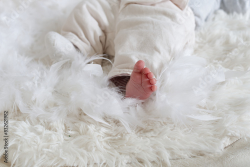 Fotografie pieds nu de bébé sur plume blanche