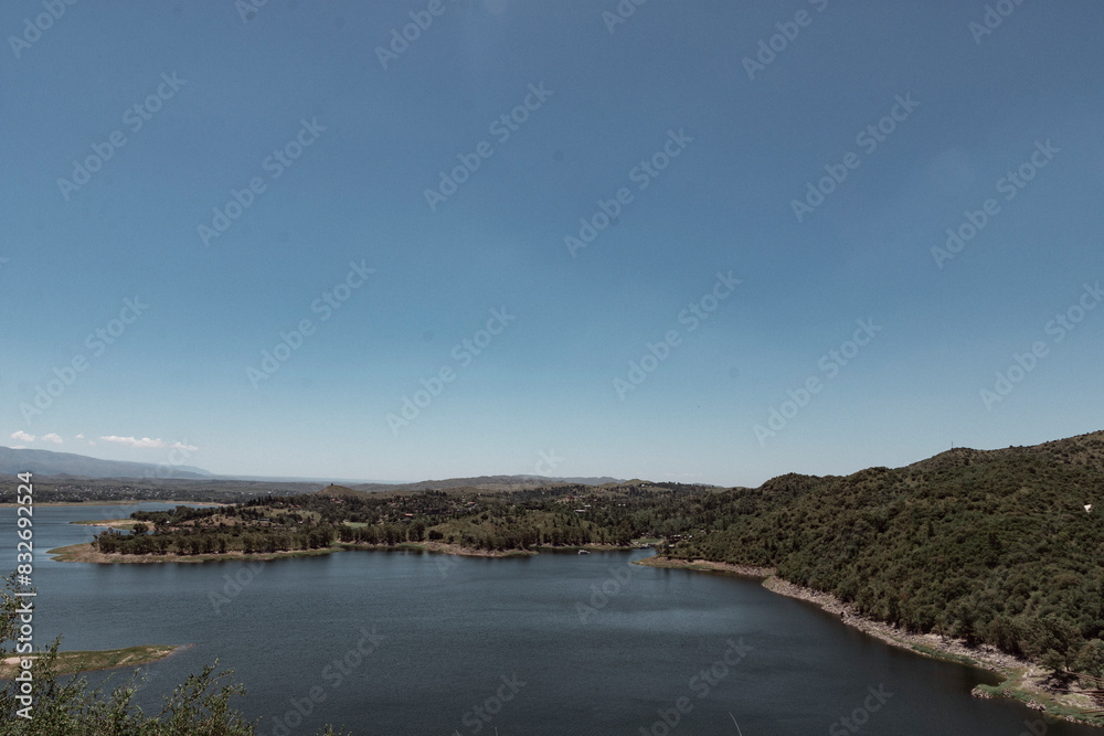 Fototapeta premium Paisaje de lago azul con montaña arboles y vegetacion