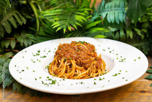 Un plato de espaguetis con salsa boloñesa ideal para un menú infantil
 photo