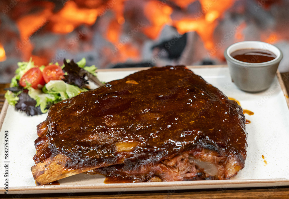 Costillas de cerdo a las brasas con salsa barbacoa Costillas de cerdo a las brasas con salsa barbacoa