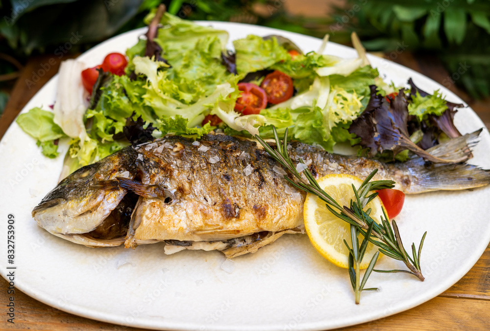 Un plato exquisito de dorada al horno con ensalada
Un plato exquisito de dorada al horno con ensalada
