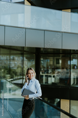 Confident businesswoman cha...