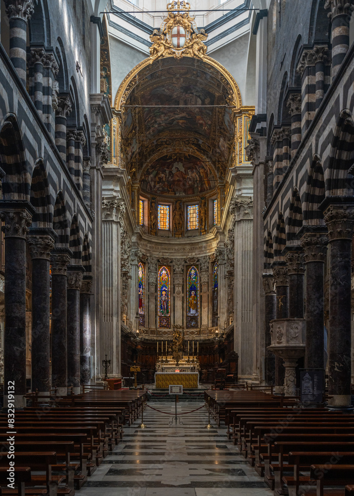 Obraz premium Grand interior of Genova Cathedral with high vaulted ceiling, Italy