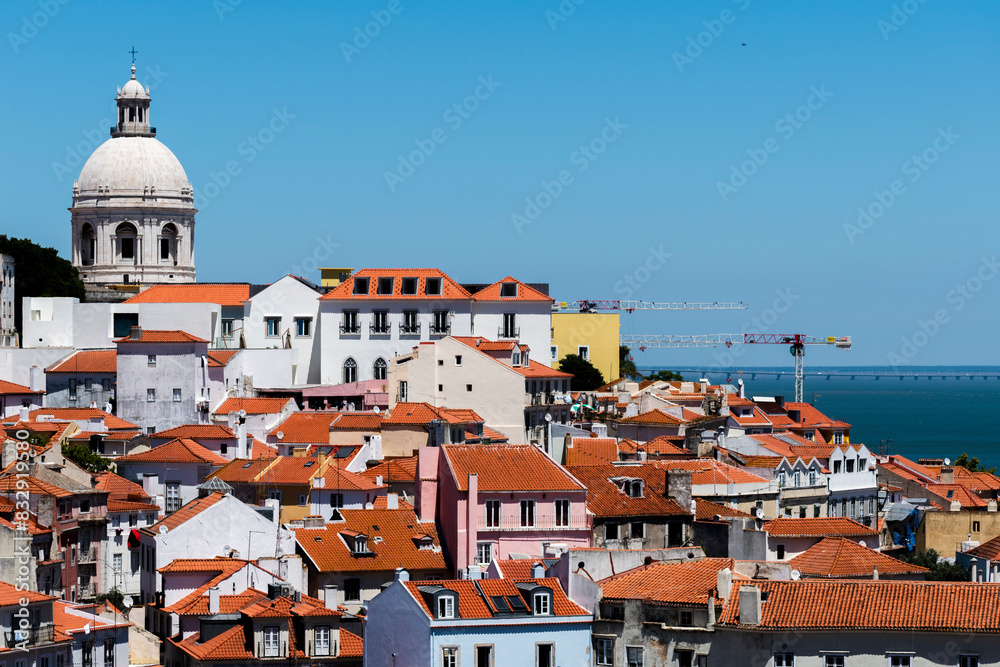 Fototapeta premium Skyline and water view with buildings' rooftops