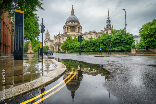 Photography St. Paul's cathedral at cannon street in London.