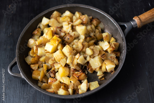 Obraz na płótnie rustic pan fried potatoes w salonie