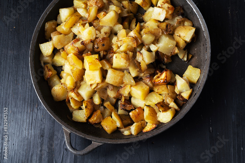 Obraz na płótnie rustic pan fried potatoes w salonie