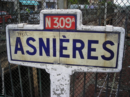 Φωτογραφία Old signs announcing the entrance to the town of Asnières  in France - Vieux pan