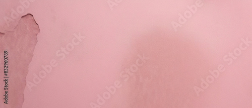 Fundo rosa com textura grunge rosa quente nas bordas em estilo vintage antigo e centro de cor pastel suave photo