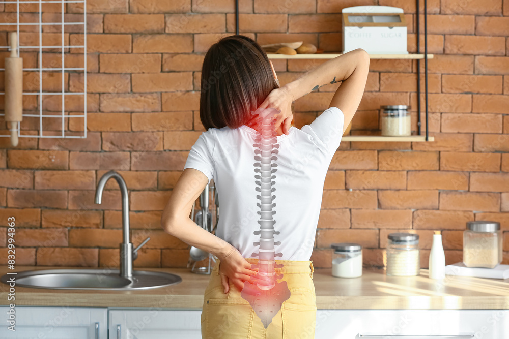 © Pixel-Shot - Young woman feeling back pain in kitchen © Pixel-Shot - Young woman feeling back pain in kitchen