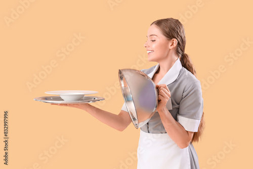 Young waitress with empty p...
