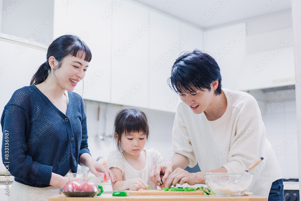 子供と一緒にクッキングをする家族 子供と一緒にクッキングをする家族
