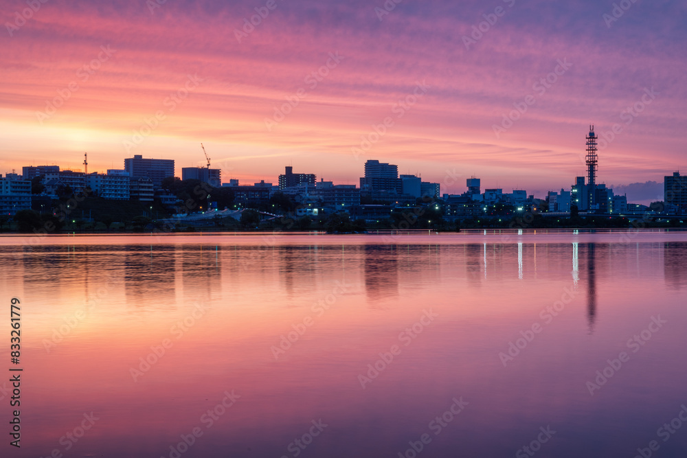 Naklejka premium 茨城県水戸市 燃える千波湖の朝