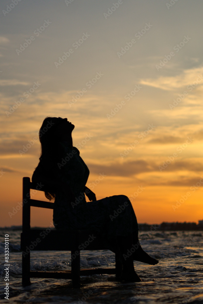 Obraz premium silhouette of a man sitting on a rock