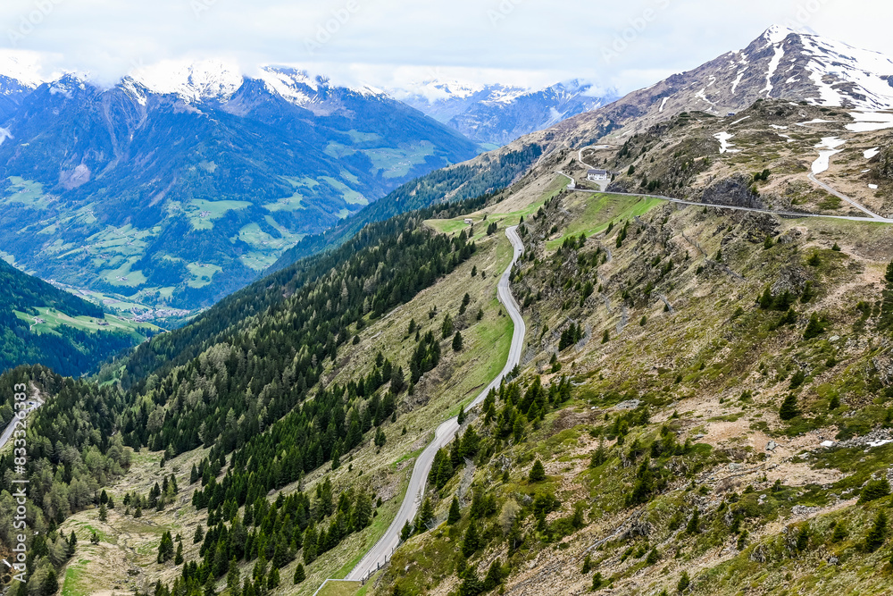 Fototapeta premium Jaufenpass, Passstrasse, Bergstrasse, Alpenpass, Aussicht, Berge, Jaufenspitze, St. Leonhard, Eisacktal, Naturpark, Wanderweg, Frühling, Südtirol, Italien