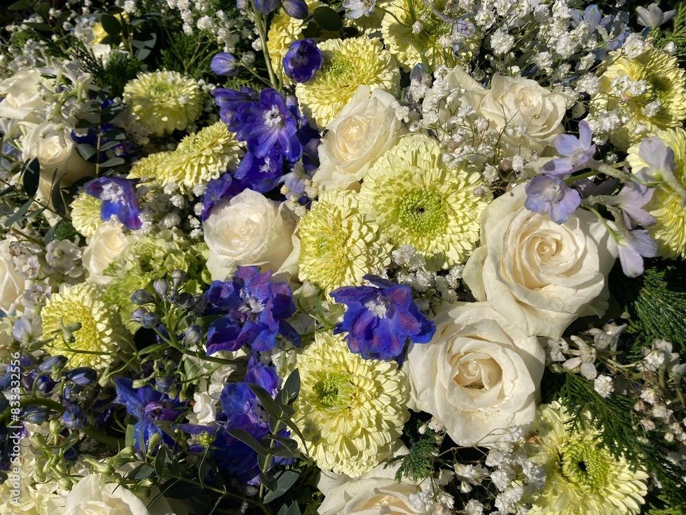 Φωτογραφία Blumen im Trauerkranz nach Beerdigung auf dem Friedhof in Weiß und Lila