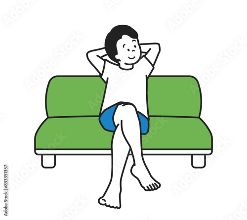 ソファでくつろぐ男性